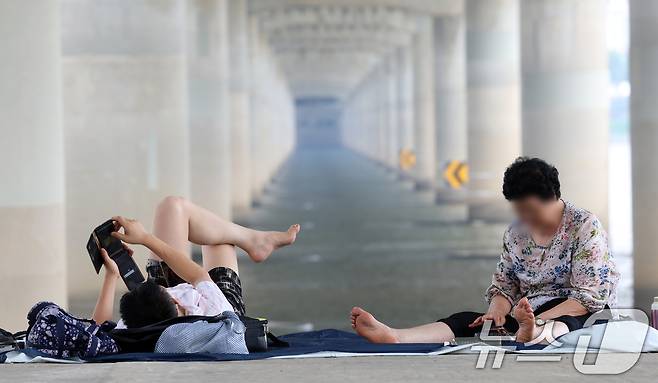 연일 극한 폭염이 이어지고 있는 가운데 서울 마포대교 아래에서 시민들이 휴식을 취하고 있다. 2025.7.29/뉴스1 ⓒ News1 김명섭 기자
