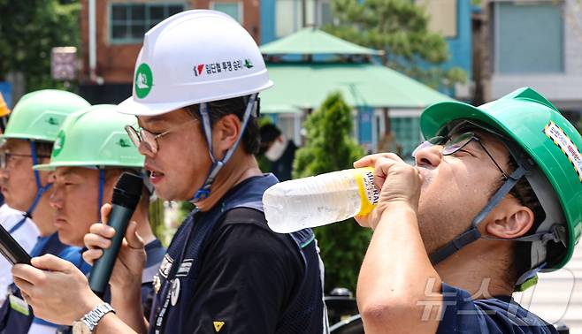 29일 서울 종로구 국정기획위원회 앞에서 열린 산업안전보건규칙 개정후 건설현장 폭염실태 기자회견에서 한 참가자가 물을 마시고 있다. 2025.7.29/뉴스1 ⓒ News1 김도우 기자
