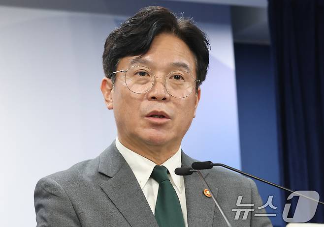 김영훈 고용노동부 장관이 29일 서울 종로구 정부서울청사에서 노동조합 및 노동관계조정법 개정안 관련 브리핑을 하고 있다. 2025.7.29/뉴스1 ⓒ News1 임세영 기자
