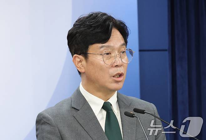 김영훈 고용노동부 장관이 29일 서울 종로구 정부서울청사에서 노동조합 및 노동관계조정법 개정안 관련 브리핑을 하고 있다. 2025.7.29/뉴스1 ⓒ News1 임세영 기자