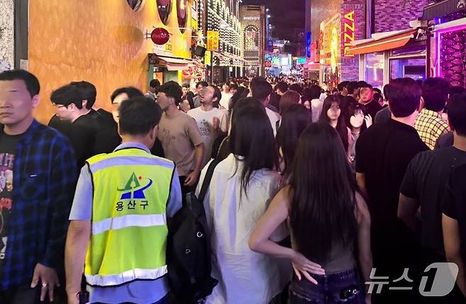 용산구 주말 당직근무자가 지역 내 인파가 몰리는 현장들을 순찰하며 안전 상황 실태를 점검하고 있다.(용산구 제공)