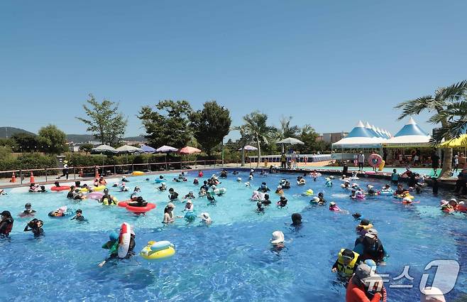 29일 울산 중구에 위치한 동천야외물놀이장에서 시민들이 물놀이를 즐기고 있다.2025.7.29/뉴스1 ⓒNews1 김지혜 기자