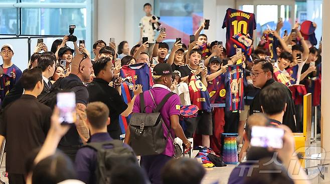 FC 바르셀로나의 공격수 라민 야말이 29일 오후 인천국제공항 2터미널을 통해 입국하고 있다. 2025.7.29/뉴스1 ⓒ News1 김진환 기자