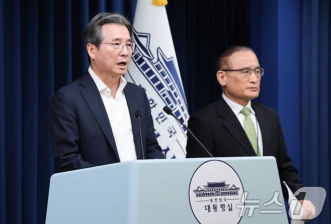 김용범 정책실장과 위성락 국가안보실장이 25일 서울 용산구 대통령실 청사에서 비서실장 주재 통상대책회의 관련 브리핑을 하고 있다. 2025.7.25/뉴스1 ⓒ News1 허경 기자