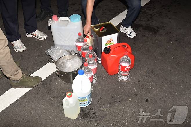 지난 21일 인천 송도국제도시 아파트에서 사제총기로 아들을 쏴 살해한 A 씨의 서울 도봉구 쌍문동 아파트에서 발견된 시너와 페트병 등 사제 폭발물들.(서울소방재난본부 제공. 재배포 및 DB금지) 2025.7.23/뉴스1