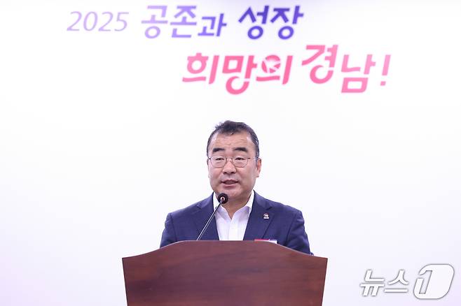 박일동 경남도 문화체육국장이 29일 오후 도청 프레스센터에서 기자회견을 열고 NC 다이노스 지원 방안을 설명하고 있다.(경남도 제공. 재판매 및 DB금지)