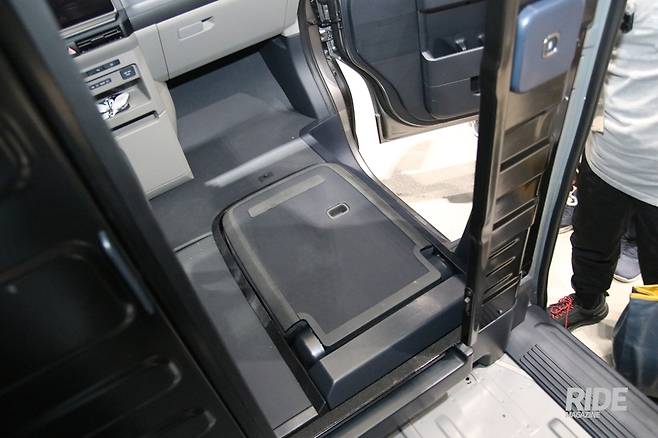 적재함 칸막이에 문을 달아 차에서 내리지 않고도 바로 적재함에 접근할 수 있다