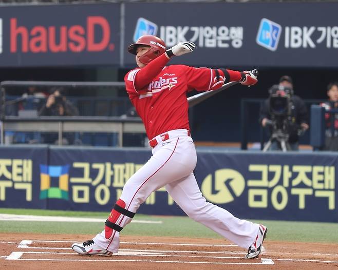 SSG 최정이 잠실구장에서 열린 2025 KBO리그 LG전에서 홈런을 때리고 있다. 사진 | SSG 랜더스