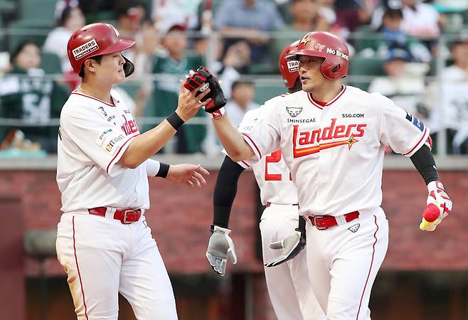 SSG 이지영(오른쪽)이 29일 인천SSG랜더스필드에서 열린 2025 KBO리그 키움전에서 2회말 역전 3점포를 터뜨린 후 홈에 돌아와 고명준과 하이파이브 하고 있다. 사진 | SSG 랜더스