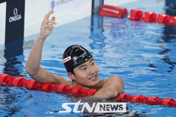 황선우가 13일(현지시각) 카타르 도하의 어스파이어돔에서 열린 2024 국제수영연맹 세계선수권대회 남자 자유형 200m 결승에서 1위로 골인한 후 세리머니하고 있다. 황선우는 1분44초75로 가장 먼저 터치 패드를 찍어 금메달을 목에 걸었다. 사진┃뉴시스