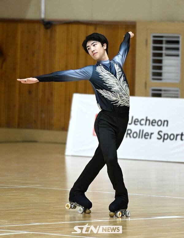 29일 오전 충북 제천시에 위치한 제천체육관에서 열린 '제20회 아시아 롤러스케이팅 선수권대회' 아티스틱 남자 프리 롱 프로그램에 출전한 박정민(경기아티하모)이 연기를 펼치고 있다. /사진(제천)=김종원 기자