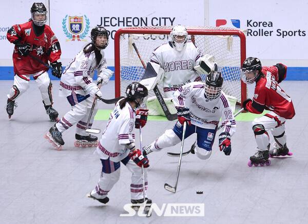29일 오후 충북 제천시에 위치한 세명대학교 세명체육관에서 '제20회 아시아 롤러스케이팅 선수권대회' 인라인하키 여자 시니어 조별리그 한국과 일본 간의 경기가 열렸다. 한국이 일본의 공격을 수비하고 있다. /사진(제천)=강명호 기자