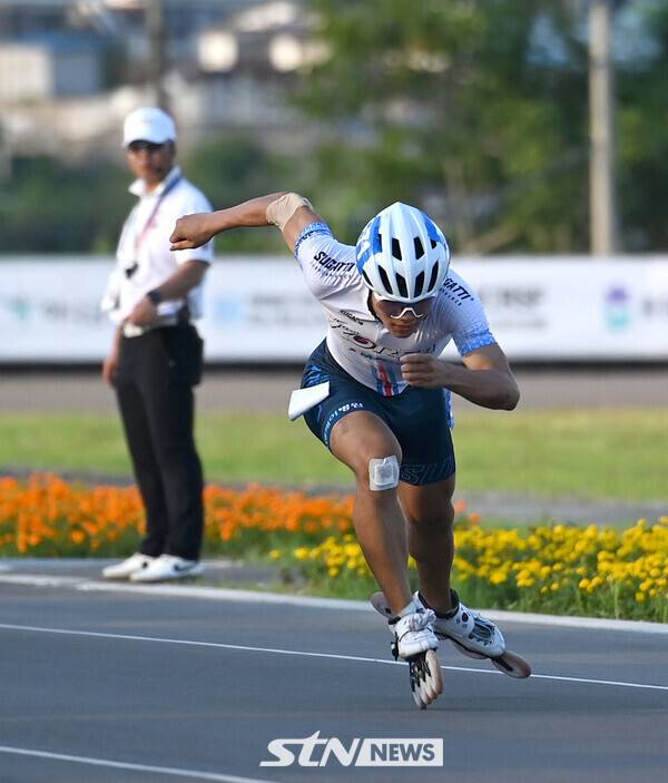 29일 오후 충북 제천송학로드경기장에서 치러진 '제20회 아시아 롤러스케이팅 선수권대회' 스피드 로드 남자 주니어 100m 스프린트 경기에서 김지찬(전주생명과학고)이 질주를 펼치고 있다. /사진(제천)=김종원 기자