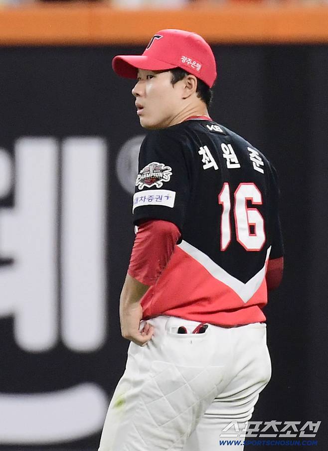 10일 대전 한화생명 볼파크에서 열린 한화와 KIA의 경기. 8회 선두타자 심우준의 뜬볼 타구를 놓친 KIA 최원준. 대전=송정헌 기자songs@sportschosun.com/2025.07.10/