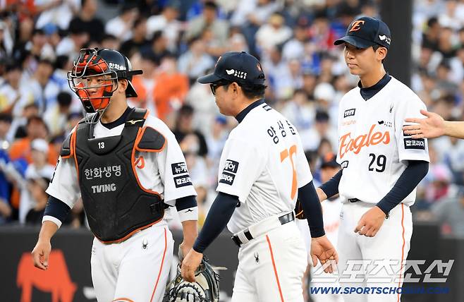 29일 대전 한화생명볼파크에서 열린 한화 이글스와 삼성 라이온즈의 경기. 한화 양상문 코치가 마운드를 찾아 선발 황준서를 격려하고 있다. 대전=박재만 기자 pjm@sportschosun.com/2025.07.29/