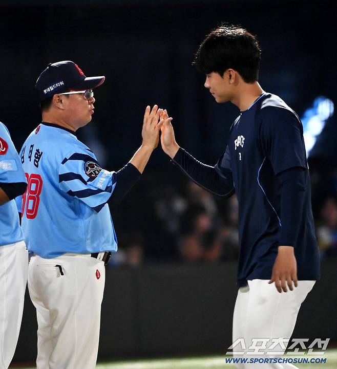 22일 부산 사직야구장에서 열린 삼성과 롯데의 경기, 롯데가 9대6으로 승리했다. 승리의 기쁨을 나누는 홍민기와 김태형 감독의 모습.  부산=허상욱 기자wook@sportschosun.com/2025.06.22/