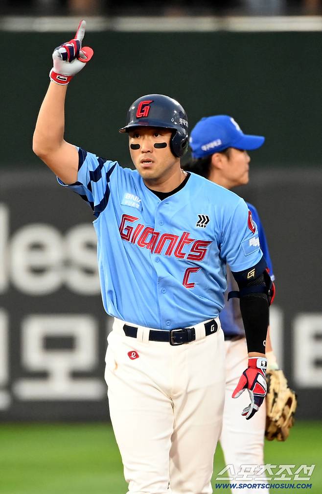 22일 부산 사직야구장에서 열린 삼성과 롯데의 경기, 7회말 1사 1,3루 롯데 전준우가 1타점 2루타를 치고 환호하고 있다. 부산=허상욱 기자wook@sportschosun.com/2025.06.22/