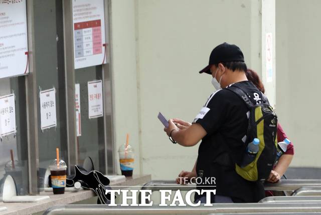 요즘 야구장 매표소 앞에는 표를 구하는 시니어 팬들을 심심찮게 볼 수 있다. 프로야구 티켓 판매가 온라인으로 바뀌면서 디지털 취약 계층은 야구장 출입이 어려워졌다. /뉴시스