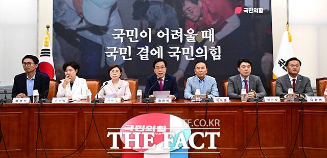 이재명 정부 첫 내각 인선에서 세 번째 낙마를 이끌어내기 위해 이전보다 비판 수위를 더 높일 것으로 보인다. 사진은 송언석 국민의힘 비상대책위원장 겸 원내대표가 28일 오전 서울 여의도 국회에서 열린 비상대책위원회의에서 모두발언을 하고 있는 모습. /남윤호 기자