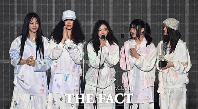 [더팩트ㅣ교세라 돔 오사카=이새롬·남윤호·박헌우 기자] <더팩트>가 주최하고 팬앤스타와 필링바이브(FEELINGVIVE)가 주관하는 '2024 더팩트 뮤직 어워즈(2024 THE FACT MUSIC AWARDS, TMA)'가 일본 오사카 '교세라 돔 오사카'에서 열린 가운데 '월드 베스트 퍼포머' 상을 받은 그룹 뉴진스(NewJeans)가 수상 소감을 밝히고 있다.