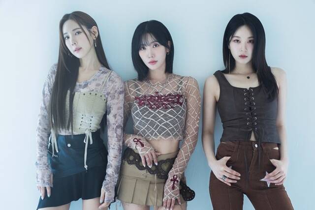 1990년대 수많은 남성 팬들의 마음을 사로잡았던 걸그룹 클레오가 제스엔터테인먼트와 전속계약을 체결하고 새 출발한다. 왼쪽부터 채은정 구도경 다정. /제스엔터