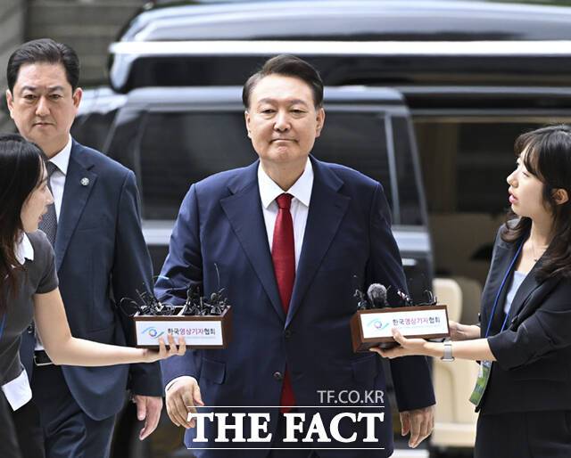 윤석열 전 대통령이 9일 서울 서초구 서울중앙지방법원에서 구속 전 피의자심문(영장실질심사)을 받기 위해 출석하고 있다. 2025.07.09 사진공동취재단