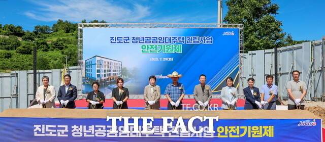 진도군이 청년공공임대주택 건립사업 안전기원제를 개최하고 있다./진도군