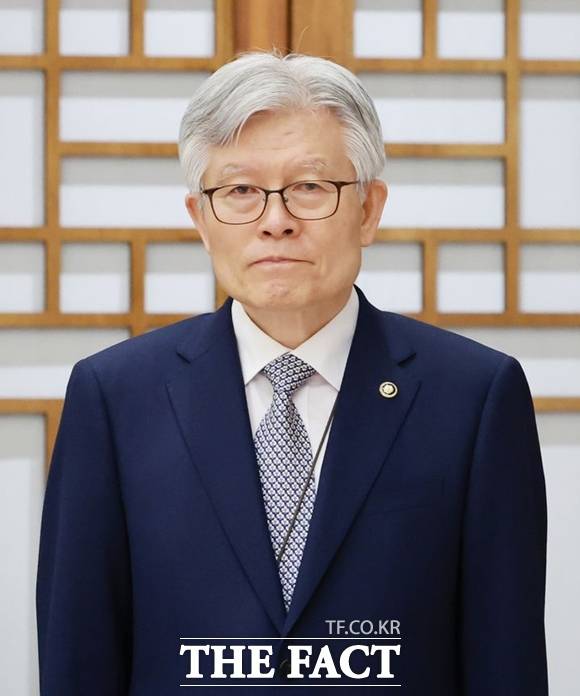 과거 발언으로 논란을 일으킨 최동석 인사혁신처장이 "일부 거친 표현이 여러분에게 심려를 끼칠 수 있었다"며 고개를 숙였다. 최 처장이 23일 용산 대통령실에서 열린 임명장 수여식에 참석하고 있다. /뉴시스