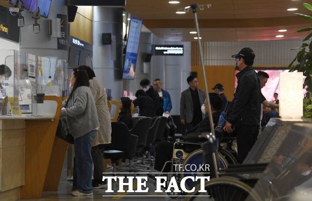 정부가 의료개혁을 위한 국민참여 의료혁신위원회를 출범한다는 계획으로 29일 전해졌다. 진료지원 간호사의 구체적 업무 범위 등을 담은 간호법 하위법령은 8월 이후 입법예고할 예정이다. 사진은 지난 5월 9일 연세대학교 세브란스병원. / 사진=서예원 기자