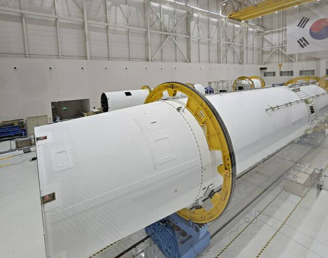 신조립동 누리호4차 1단 모습. 대형 태극기를 벽면에 걸어놨다. 국가 R&D에 대한 긍지가 느껴진다. (사진=항우연)