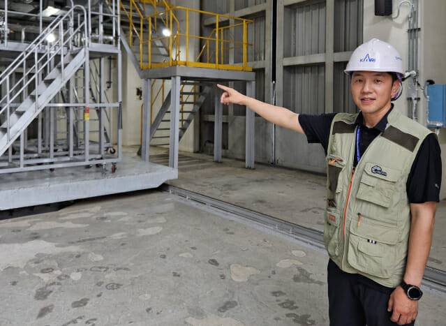 발사체 엔진연소시험설비에 대해 설명하는 엔진시험평가팀 전준수 선임연구원.(사진=항우연)