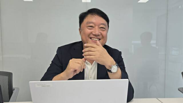 김태균 대표가 지디넷코리아와 인터뷰 중 활짝 웃고 있다. 김 대표는 2022년 8월 부사장에서 대표로 승진했다.