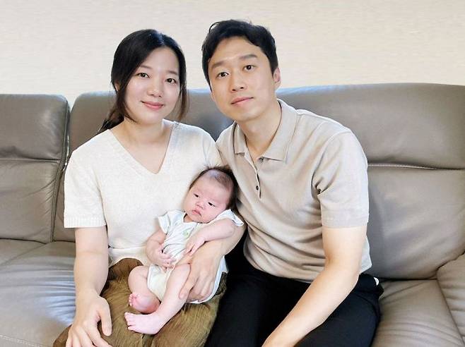 지난달 출산으로 100번째 육아동행지원금을 받은 원소라 아워홈 책임(왼쪽)과 가족. 한화갤러리아 제공