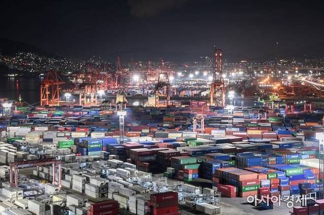 부산항 신선대부두에 수출입 화물 콘테이너가 가득 쌓인 가운데 한밤중에도 야간 선적작업을 위해 조명이 환하게 밝혀져 있다. 강진형 기자