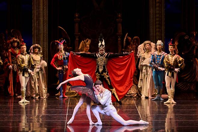 ‘백조의 호수’ 2막, 지그프리트 왕자는 악마 로트바르트가 데려온 흑조 오딜의 매혹에 사로잡히듯 빠져든다. /사진가 김려원, 유니버설발레단