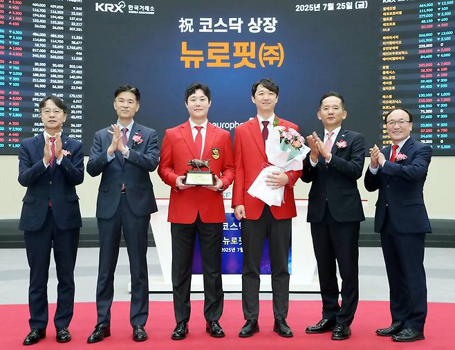 7월 25일 서울 영등포구 한국거래소에서 열린 뉴로핏 코스닥시장 상장기념식에서 관계자들이 상장기념패 전달 후 기념 촬영하고 있다.  왼쪽부터 김대영 한국IR협의회 부회장, 민경욱 한국거래소 코스닥시장본부장, 빈준길 뉴로핏 대표이사, 김동현 뉴로핏 대표이사, 강성범 미래에셋증권 부사장, 강왕락 코스닥협회 부회장. /한국거래소