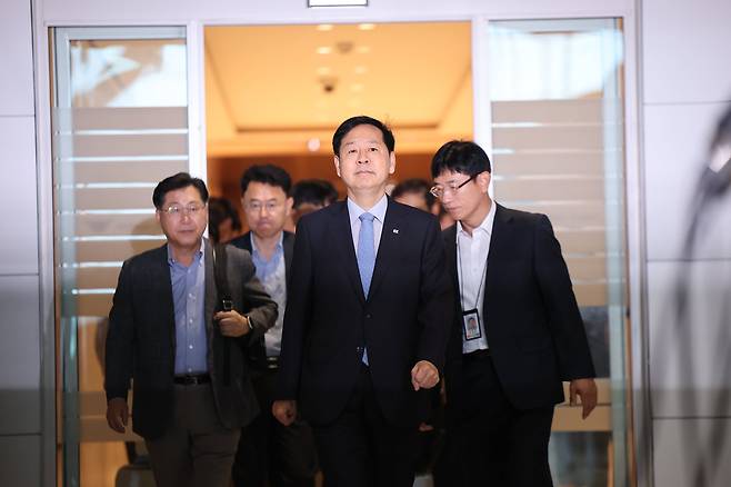 구윤철 경제부총리 겸 기획재정부 장관이 29일 오전 인천국제공항 제2터미널을 통해 미국으로 출국하고 있다. 구 부총리는 미국이 예고한 상호관세 25% 발효일(8월 1일) 하루 전날인 오는 31일(현지시각) 미국 워싱턴DC에서 스콧 베선트 미 재무장관과 만나 막판 한미 통상 협상 타결에 나선다./뉴스1