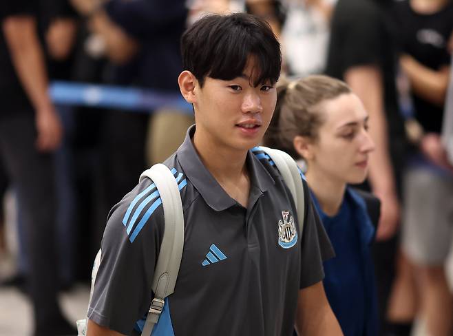 뉴캐슬 유나이티드(잉글랜드) 박승수가 지난 28일 인천국제공항 1터미널을 통해 귀국하고 있다. 뉴캐슬은 30일 오후 8시 수원월드컵경기장에서 팀K리그와 친선경기를 치른다./연합뉴스