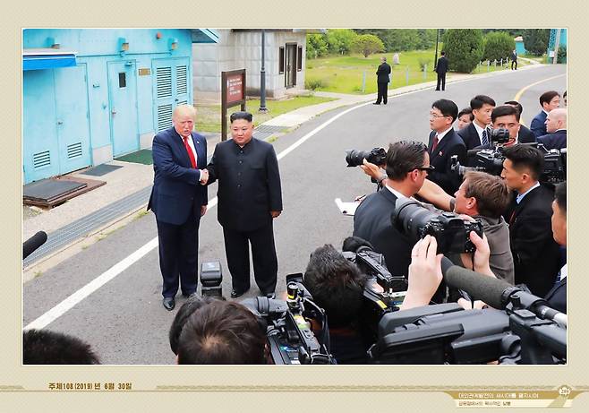 지난 2019년 6월 30일 남북미 판문점 회동에서 도널드 트럼프 당시 미국 대통령과 김정은 북한 노동당 총비서가 악수하는 모습./외국문출판사 화보 캡처