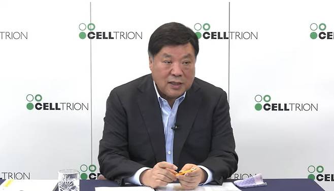 서정진 셀트리온그룹 회장이 29일 온라인 간담회를 열고 미국 내 바이오의약품 생산 공장 인수 우선협상대상자로 선정된 데 대해 설명하고 있다. 회사는 미국 정부의 의약품 관세 부과에 대응하기 위한 전략으로 미국 내 생산시설 인수를 검토해 왔다. /유튜브 화면 캡처