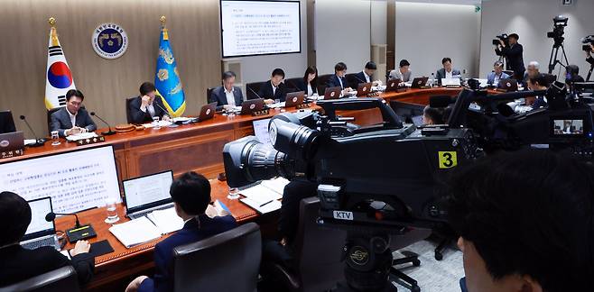 이재명 대통령이 29일 서울 용산 대통령실 청사에서 열린 국무회의에서 김영훈 고용노동부 장관의 산업재해 대책 발표를 듣고 있다. /연합뉴스