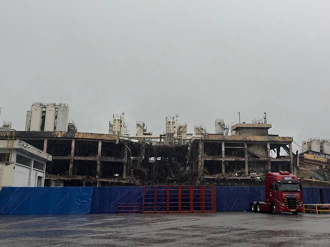 지난 17일 오후 찾은 금호타이어 광주공장. 지난 5월 17일 발생한 화재로 철근이 녹아내렸고, 겉부분 역시 모두 검게 그을려있다./이윤정 기자