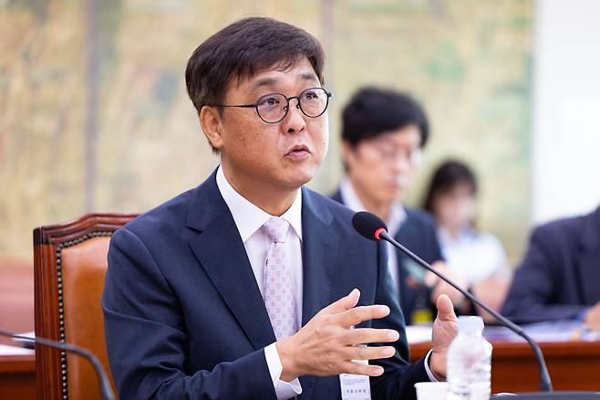 최휘영 문화체육관광부 장관 후보자가 29일 서울 여의도 국회 문화체육관광위원회에서 열린 인사청문회에 출석해 의원 질의에 답하고 있다. /뉴스1