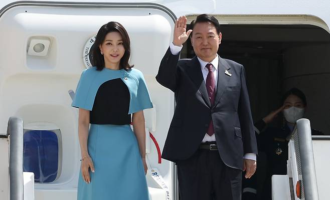 윤석열 전 대통령과 김건희 여사가 지난 2022년 6월 30일 오후(현지 시각) 3박5일 동안 나토(NATO 북대서양조약기구) 정상회의 첫 순방을 마치고 스페인 마드리드 바라하스 국제공항에서 공군1호기에 탑승해 손을 들고 있다. /대통령실사진기자단