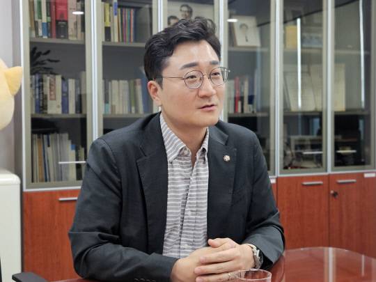 장철민 더불어민주당 의원이 서울 여의도 국회의원회관에서 제22대 국회 개원 1주년을 맞아 소회를 밝히고 있다. 조은솔 기자