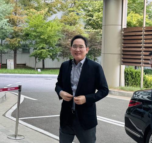 이재용 삼성전자 회장이 29일 강서구 서울김포비즈니스항공센터(SGBAC)를 통해 워싱턴으로 출국하고 있다. 연합뉴스