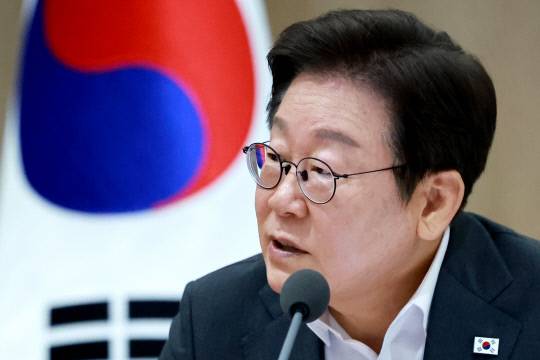 이재명 대통령이 29일 서울 용산 대통령실 청사에서 열린 국무회의에서 국무위원들과 중대재해 근절대책 토론을 하며 발언하고 있다. 연합뉴스