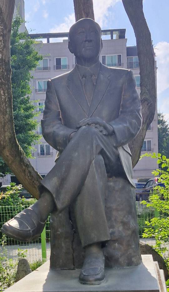 삼남제약(주)를 창업한 고 김순기회장 동상.
