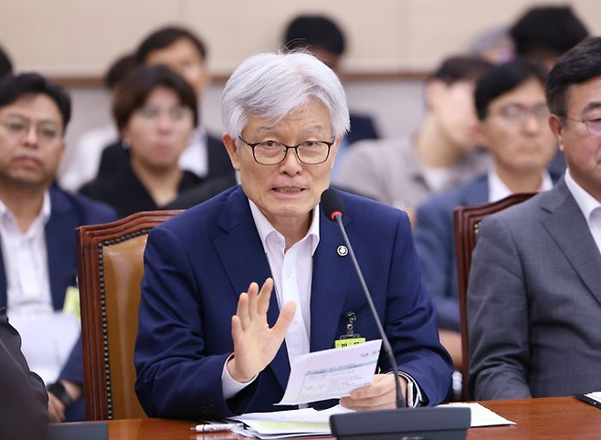 최동석 인사혁신처장이 지난 22일 오후 국회에서 열린 법제사법위원회 전체회의에서 의원 질문에 답변하고 있다. ⓒ뉴시스