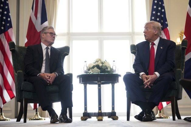 도널드 트럼프(오른쪽) 미국 대통령이 28일(현지시간) 영국 스코틀랜드 턴베리 소재 자신의 골프 리조트에서 키어 스타머 영국 총리와 회담하고 있다. ⓒ AP/연합뉴스